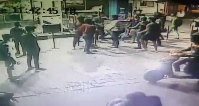 Mumbai : Petrol Pump employee beaten up for stopping man from talking on mobile while on pump latest update पेट्रोलपंपावर मोबाईलचा वापर, हटकल्याने कर्मचाऱ्याला टोळक्याची मारहाण
