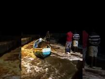 कोकण किनारपट्टीला ओखी वादळाचा फटका, समुद्राला उधाण