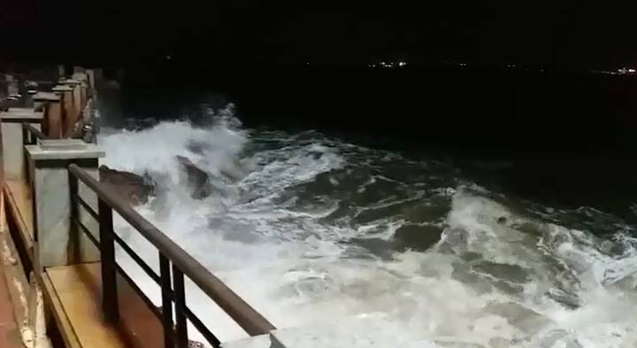 केरळ आणि तामिळनाडूच्या किनारपट्टीवर धुमाकूळ घालणाऱ्या ओखी चक्रीवादळाचा परिणाम कोकण आणि महाराष्ट्राच्या किनारपट्ट्यांवर जाणवू लागला आहे. मुंबईसह कोकणातल्या समुद्रांनी काल रात्री रौद्ररुप धारण केलं.