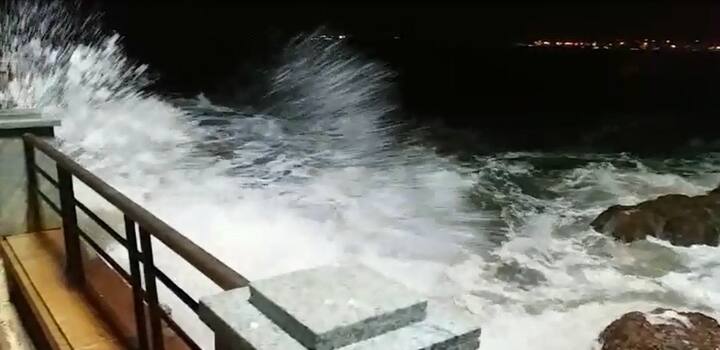 कोकण किनारपट्टीतल्या सर्व जिल्ह्यांना सतर्कतेचा इशारा देण्यात आलाय. भारतीय हवामान खात्याकडून मिळालेल्या सुचनेनुसार, आजपासून 6 तारखेपर्यंत काळजी घेण्याचं आवाहन करण्यात आलं आहे.