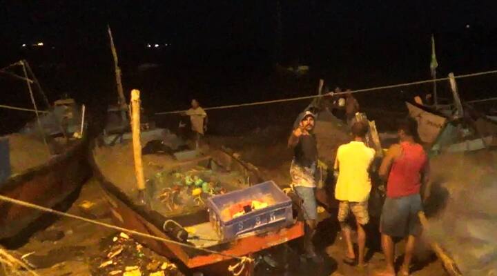 सिंधुदुर्ग जिल्ह्यातही ओखी वादळाचा परिणाम पाहायला मिळत आहे. मालवण, वेंगुर्ले, देवगड समुद्र किनाऱ्यावर तडाखा बसला आहे. कोचरा-देवबागला समुद्राचं पाणी वस्तीत घुसलं.