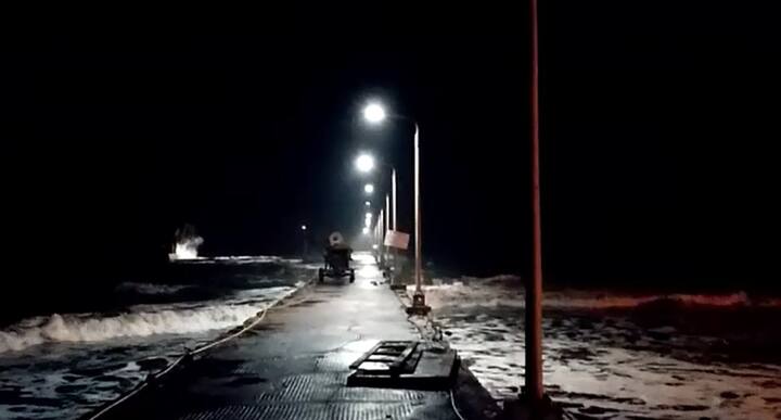 रत्नागिरीतही अनेक किनारपट्टीच्या भागात समुद्राचं पाणी किनाऱ्याच्या भागात घुसलं आहे. 