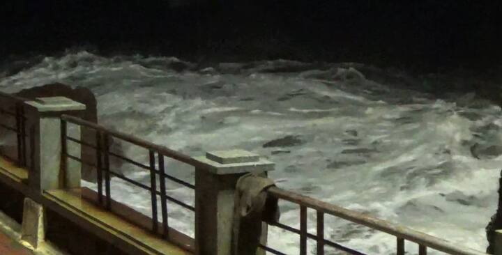 पावसाळ्यात जितकं पाणी चढतं तेवढं पाणी किनाऱ्याच्या भागात चढलं आहे. त्याचबरोबर लाटांचं प्रमाणही वाढलंय. त्यामुळे किनारपट्टीवरच्या भागातील गावांना अतिसतर्कतेचा इशारा दिला आहे. तर काही ठिकाणी स्थानिकांनी रस्त्यांवर गर्दीही केल्याचं पाहायला मिळतंय.