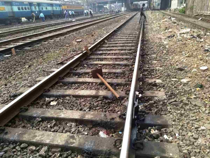 Iron rod on the railway track near the masjid bandar railway station latest update मस्जिद बंदरजवळ रेल्वे रुळावर लोखंडी रॉड, सुदैवाने मोठी दुर्घटना टळली