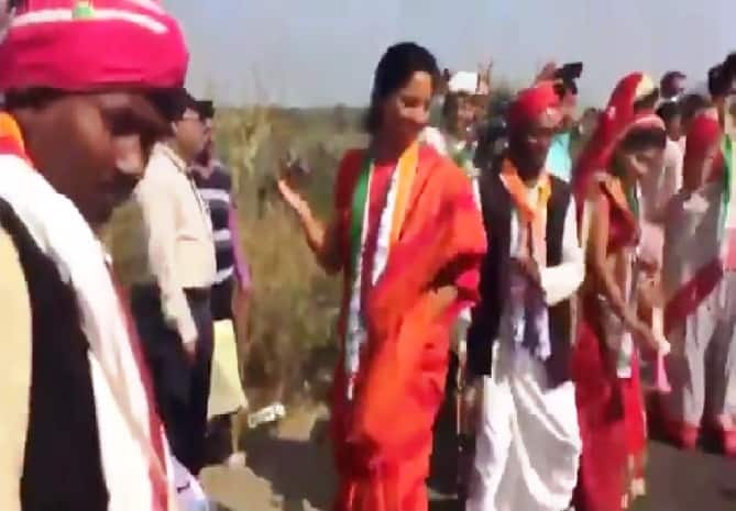 हल्लाबोल आंदोलनात सुप्रिया सुळेंचा आदिवासी नृत्यावर ठेका Wardha : NCP MP Supriya Sule’s dance at Hallabol agitation हल्लाबोल आंदोलनात सुप्रिया सुळेंचा आदिवासी नृत्यावर ठेका