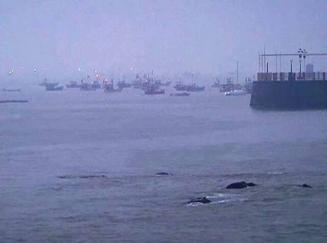 LIVE : 'ओखी' वादळ मुंबई किनाऱ्यापासून 200 किमी अंतरावर