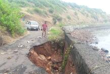 लाटांचा तडाखा, रत्नागिरी-गणपतीपुळे रस्ता खचला 