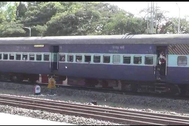 झेलम एक्स्प्रेसमधील प्रवाशांची खिडकीतून हात घालून लूट