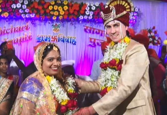 Michael from London weds Sangali’s daughter Trupti in Indian wedding latest update वऱ्हाड आलं फॉरेनहून, लंडनच्या मायकलचं सांगलीच्या तृप्तीशी लग्न