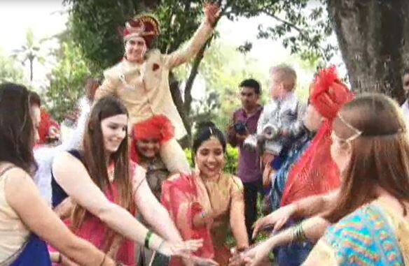 नवरदेव मायकल घोड्यासोबत... तर लंडनचे वऱ्हाडी बँडच्या तालावर. 
