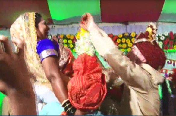 सगळे विधी यथासांग पार पडले... आणि कोणत्याही लग्नात हार घालताना होणारी धडपड इथंही झाली... 