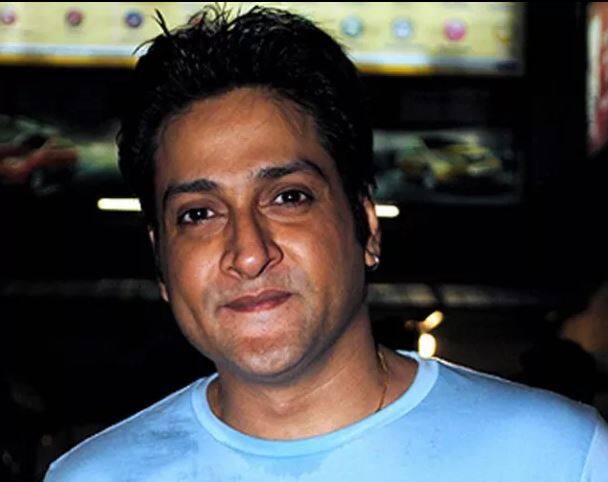 अभिनेता इंदर कुमारच्या अचानक जाण्याने चाहतेही हळहळले. हृदयविकाराच्या तीव्र झटक्याने इंदर कुमारने वयाच्या 45 व्या वर्षा अखेरचा श्वास घेतला. 1996 साली त्याने मासूम या सिनेमातून बॉलिवूडमध्ये पदार्पण केलं होतं. 20 पेक्षा जास्त बॉलिवूड सिनेमांमध्ये त्याने काम केलेलं आहे. 