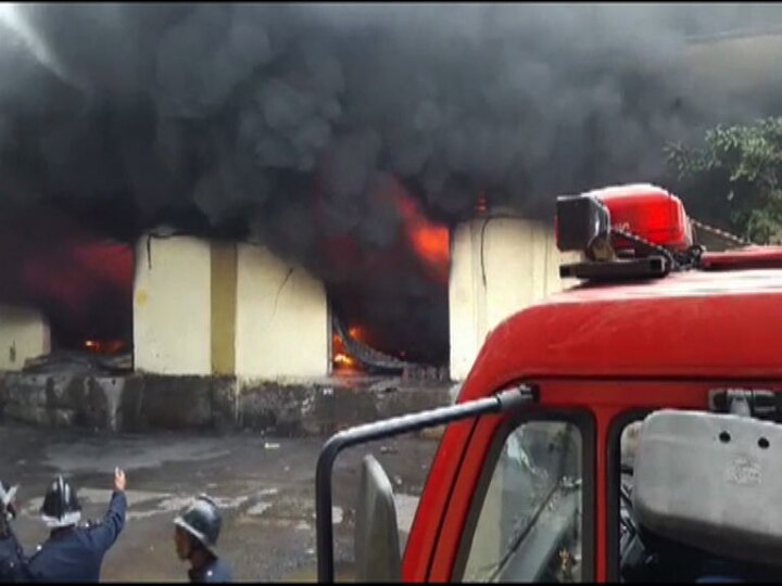 Fire breaks out at 11 godowns  in Bhiwandi भिवंडीत 11 गोदामांना भीषण आग