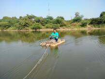 बीडमधील \'न्यूटन\', चप्पूवरुन नदी पार करत मतदारांची नोंदणी