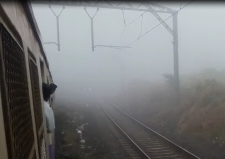 Central Railway traffic disrupts due to fog latest update धुक्यामुळे मध्य रेल्वेचा वेग मंदावला, लोकल वाहतूक खोळंबली