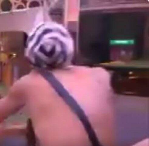 आकाशच्या या हरकतीमुळे घरातील सदस्यच नाही तर घराबाहेर असलेले मागील सीझनचे स्पर्धकही खवळले आहेत. 