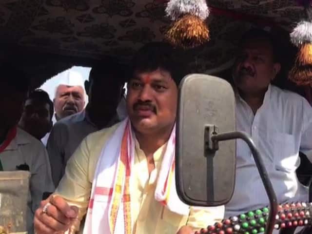 धनंजय मुंडेंनी स्वतः उभ्या पिकावर ट्रॅक्टर फिरवला