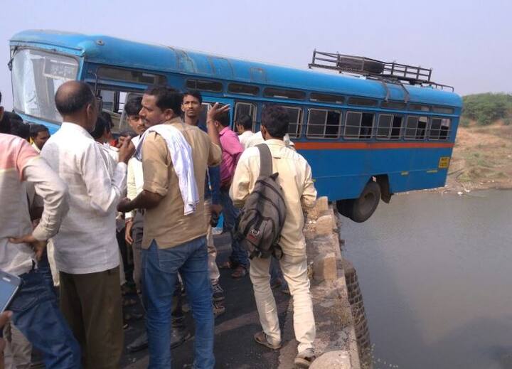 अपघातात कंटेनर नदीत कोसळून ड्रायव्हर-क्लीनरचा मृत्यू झाला, मात्र जळगाव-बुलडाणा एसटीमधील चालक-वाहकासह 40 ते 50 प्रवासी सुदैवाने बचावले आहेत.