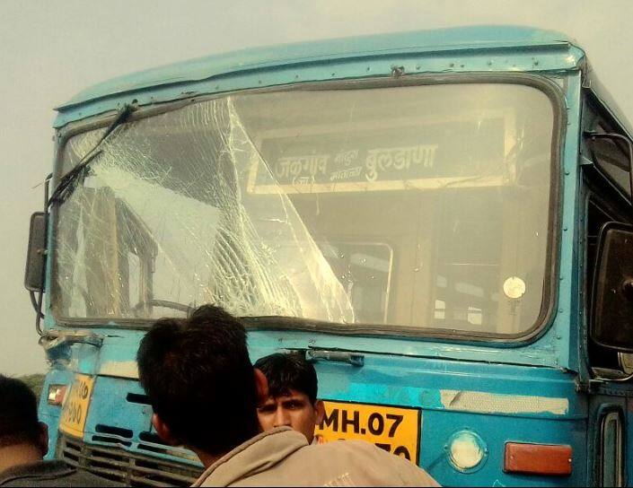 बुलडाण्यातील जळगाव-जामोद ते नांदुरा रस्त्यावर असलेल्या पूर्णा नदीच्या पुलावरुन जाताना एसटी बस आणि कंटेनरची समोरासमोर धडक झाली.