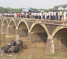 एसटी-कंटेनरची धडक, कंटेनर नदीत कोसळला, बस कठड्यावर