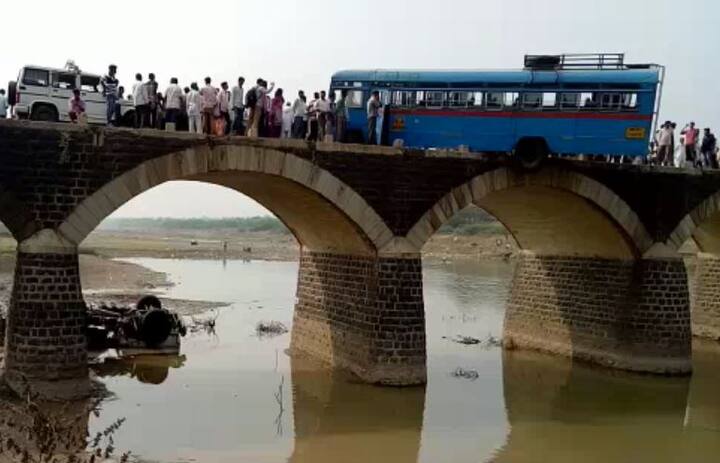 बुलडाण्यात पूर्णा नदीवरील पुलावर एसटी आणि कंटेनर एकमेकांवर धडकून अपघात झाला आहे.