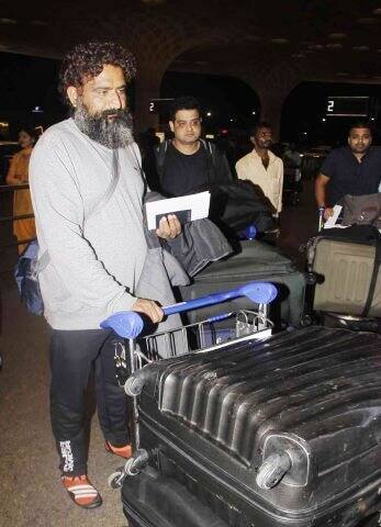 पाहुण्यांना लग्नाच्या पत्रिकाही वाटल्याचं सांगितलं जात आहे. 