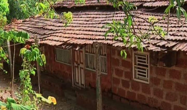 याबेटावरची लोकसंख्या आहे अवघी 77 त्यातील 71 जणच मतदार. गावचे तब्बल सात सदस्य आणि सरपंच या केवळ 71 लोकातूनच निवडले जातात. पण गेल्या 47 वर्षात या गावाने निवडणूकच अनुभवलेली नाही.