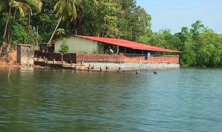 खारलँड बंधारा बांधून या बेटाला जोडण्याचा प्रयत्न झाला, पण हे सरकारी काम गेल्या ३५ वर्षात कधीच पूर्ण झालेले नाही . निधी खर्ची पडतो पण रस्ता पूर्ण होत नाही. पाण्यात अर्धवट घातलेल्या आणि वाहून गेलेल्या खुणा आजही दिसतात.