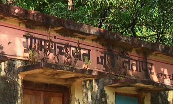 पण मग या गावचा गाडा चालतो तरी कसा? तर त्याचं उत्तर म्हणजे गाव एकत्र बसतो आणि चर्चेने सगळ्यांना निवडून देतो .