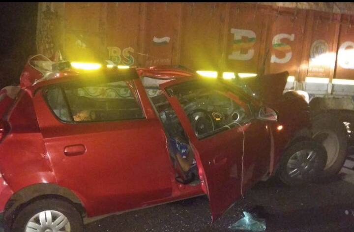 यात यशवंत माने त्यांची पत्नी शारदा, मुलगा ऋषिकेश आणि ड्रायव्हर रामचंद्र सुर्वे या सगळ्यांचा मृत्यू झाला. सध्या पोलीस घटनास्थळी पोहोचले असून पंचनामा सुरु आहे.