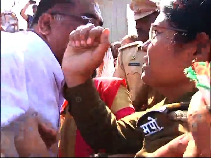 NCP Mla Bajoria and lady police argument in nagpur latest update राष्ट्रवादीचे आमदार बजोरिया महिला पोलिसांच्या अंगावर धावले