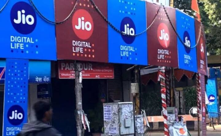 999 रुपये : या प्लॅनमध्ये 90 दिवसांसाठी 60GB डेटा देण्यात आला आहे. इतर प्लॅनप्रमाणे दिवसभरात किती डेटा वापरायचा याची मर्यादा या पॅकमध्ये नाही. तुम्ही दिवसभरात कितीही डेटा वापरु शकता. शिवाय मोफत अनलिमिटेड व्हॉईस कॉलिंग आणि मेसेज देण्यात आले आहेत.