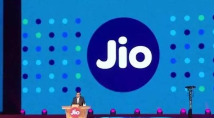 1999 रुपये : मोफत अनलिमिटेड व्हॉईस कॉलिंग आणि मेसेजसोबत या प्लॅनमध्ये 180 दिवसांसाठी 125GB डेटा देण्यात आला आहे. युझर्स आपल्या गरजेप्रमाणे कितीही डेटा वापरु शकतात, त्यासाठी मर्यादा ठेवण्यात आलेली नाही. 