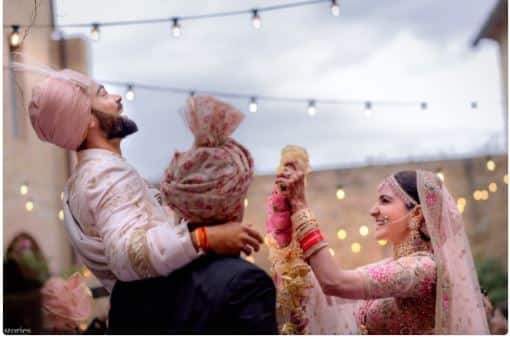 एकमेकांसोबत कायमस्वरुपी प्रेमाच्या बंधनात अडकण्याचं वचन आज आम्ही घेतलं. ही बातमी शेअर करताना आम्हाला खूप आनंद होत आहे, असं कॅप्शन दोघांनीही दिलं. 