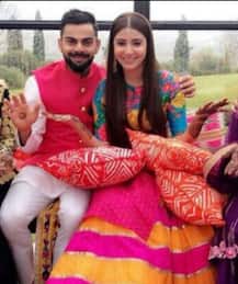 मेहंदी लगा के रखना... अनुष्का शर्माच्या मेहंदीचे फोटो