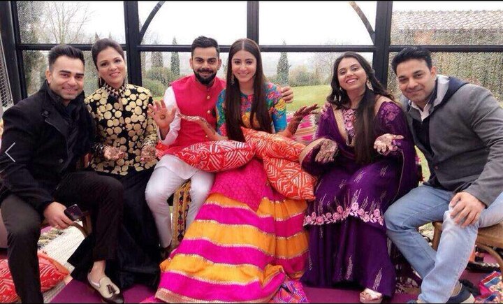 अनुष्काच्या मैत्रिणी, नातेवाईकही मेहंदी समारंभाला उपस्थित होते