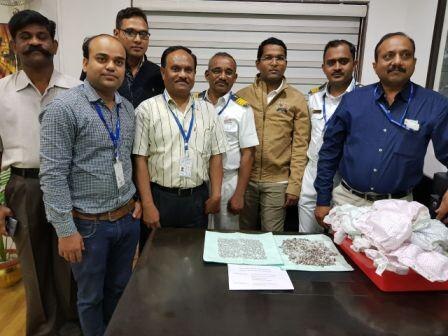 gold smuggling throu बेबी डायपरमधून सोन्याच्या तस्करीचा पर्दाफाश