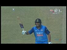 एक फोर, एक सिक्स, सोबत एक फ्लाईंग किस...!