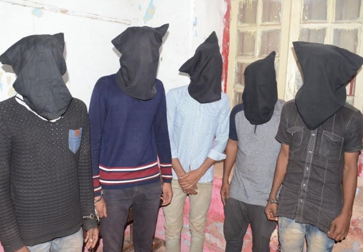 Belgaum : gang who looted couples at Deserted place, arrested latest update निर्जनस्थळी प्रेमी युगुलांना लुटणारी पाच जणांची टोळी अटकेत