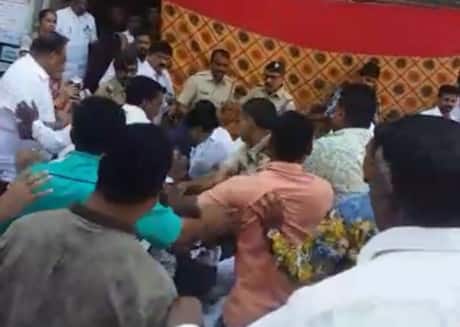 भिवंडीत मतदानादरम्यान शिवसेना-भाजप कार्यकर्त्यांमध्ये तुंबळ हाणामारी Fights in Shivsena and BJP workers in Bhiwandi during election latest update भिवंडीत मतदानादरम्यान शिवसेना-भाजप कार्यकर्त्यांमध्ये तुंबळ हाणामारी