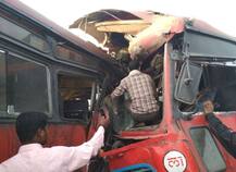 दोन एसटींची धडक, केबिनचा चक्काचूर, ड्रायव्हर ठार, 30 जखमी