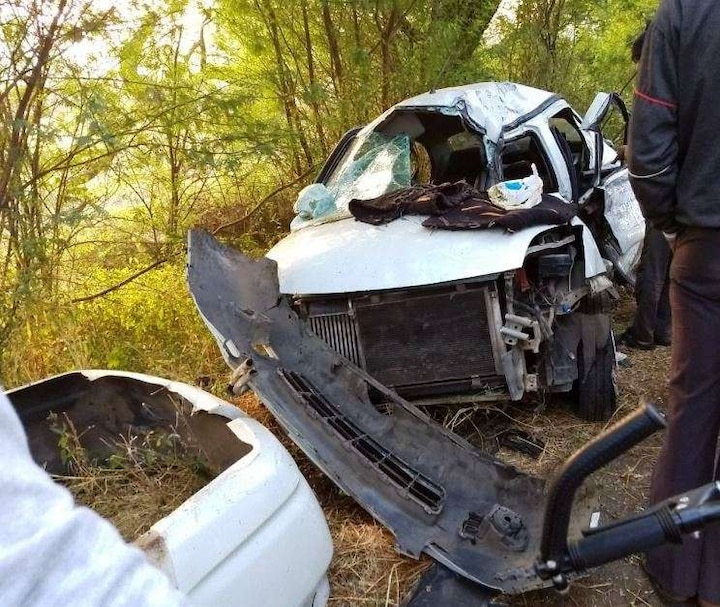 Ahmednagar : Five died as 3 vehicles collide near Shrirampur श्रीरामपूरजवळ तीन गाड्या एकमेकांवर आदळल्या, पाच मृत्यूमुखी