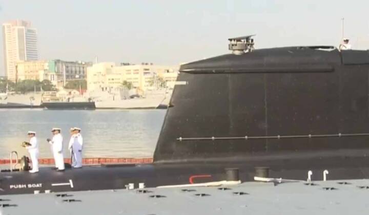 मुंबई डॉकयार्डवर पंतप्रधान नरेंद्र मोदींच्या हस्ते ही पाणबुडी नौदलाकडे सुपूर्द करण्यात आली. (फोटो सौजन्य : एएनआय)