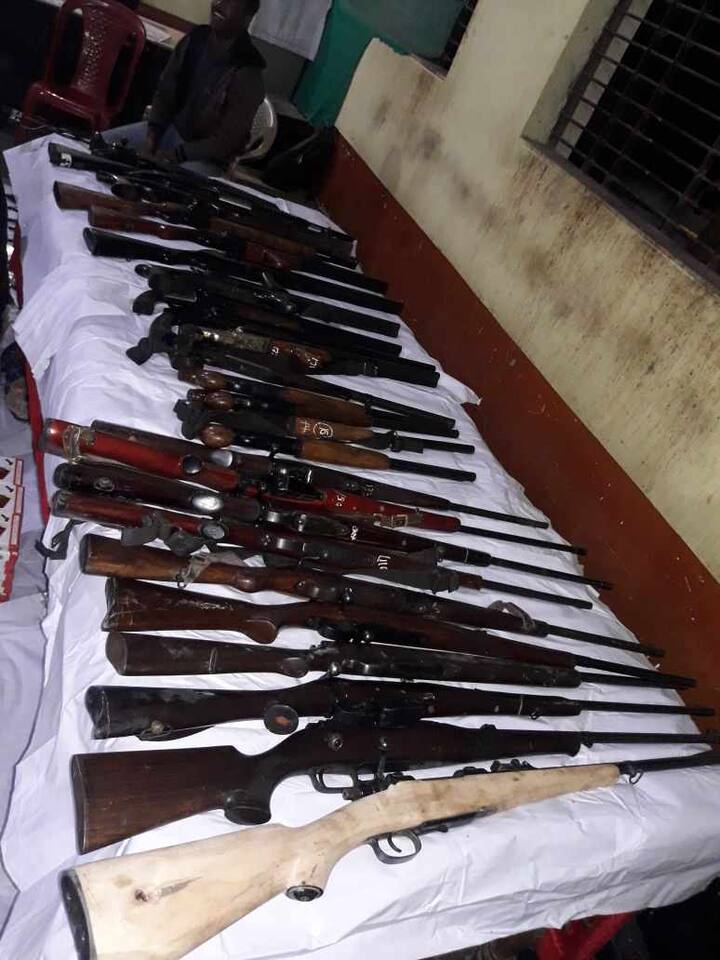 मुंबई-आग्रा महामार्गावर चांदवड जवळच्या मंगरुळ टोल नाक्यावर काल (गुरुवार) रात्री पोलिसांनी मुंबईकडे जाणाऱ्या बोलेरो गाडीत मोठा शस्त्रसाठा पकडला आहे.