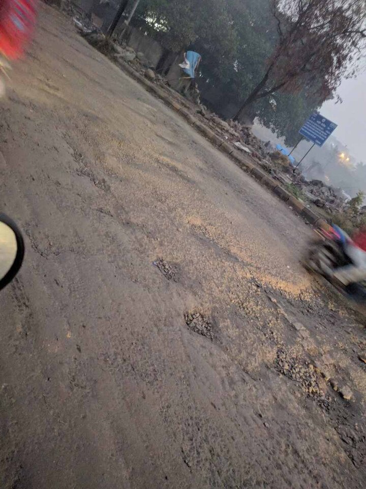 #सेल्फीविथखड्डा : रस्त्याचं नाव - रबाळे पोलीस ठाणे ते ऐरोली, नवी मुंबई (फोटो - प्रफुल गाडगे)