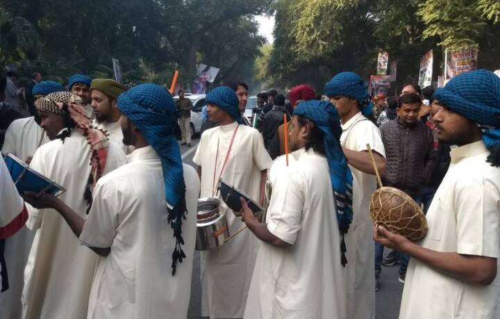 राहुल पर्वाची सुरुवात होणार असल्यानं काँग्रेसचे कार्यकर्तेही उत्साहात आहे. काँग्रेसच्या दिल्लीतील कार्यालयाबाहेर फटाक्यांची आतषबाजी सुरु आहे. 