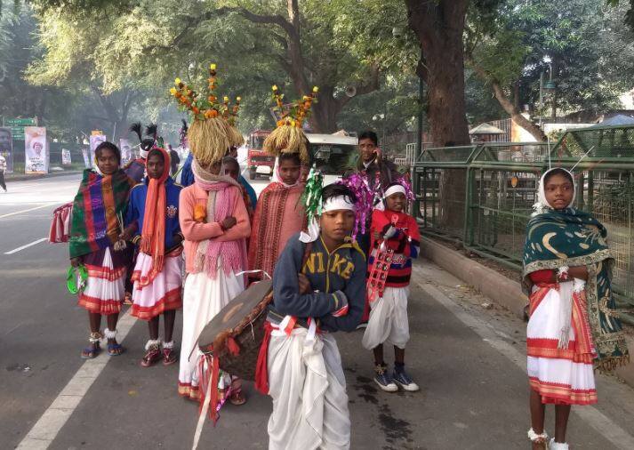 तसंच मिठाईचं वाटप सुरु आहे. शिवाय देशभऱातून आलेले लोक कलाकार आपली कलाही सादर करत आहेत. 