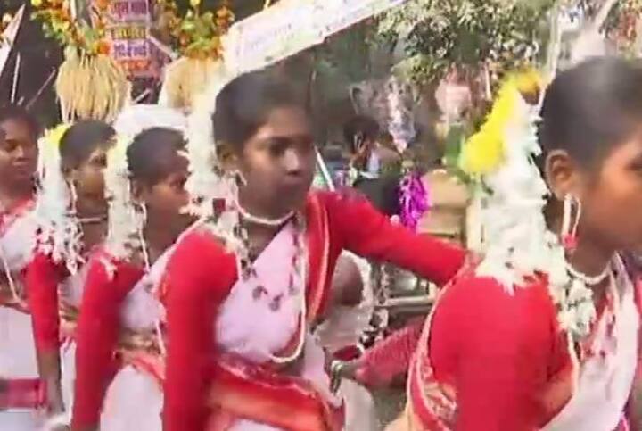 वेगवेगळ्या राज्यातील लोककला काँग्रेस कार्यालयाबाहेर सादर केल्या जात आहेत. 