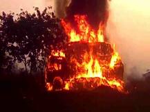 माचिस बॉक्स घेऊन जाणाऱ्या ट्रकला भर रस्त्यात भीषण आग