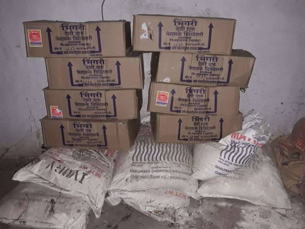 Wardha Police seized wine bottles from guest house latest updates वर्ध्यातील शासकीय विश्रामगृहातच दारुच्या बाटल्यांचा ढिगारा